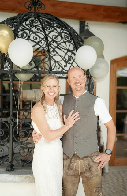 Aus einer zufälligen Begegnung entstand Liebe: Kerstin und Thomas haben sich am 13.9.2025 im Hofwirt Seckau das Ja-Wort gegeben. | Foto: Büdlmocharei
