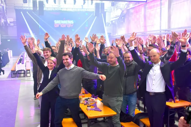 Die Belegschaft hatte Grund zum Feiern. | Foto: MeinBezirk/Helmut Riedl