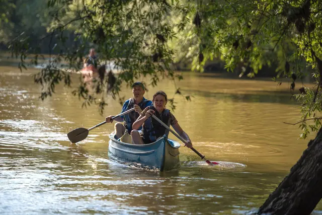 Über zwei Jahrzehnte war die Raab für Karl Kahr nicht nur ein Fluss, sondern auch sein Arbeitsplatz – als Kanutour-Guide begleitete er unzählige Gäste flussabwärts. | Foto: Naturpark Raab