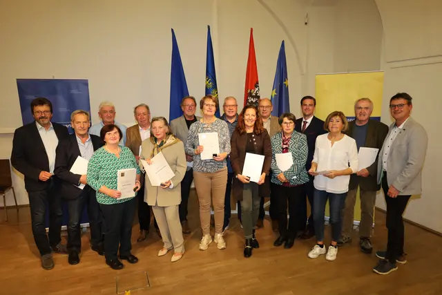 Mit dem „Ehrenzeichen in Silber“ dankte Abgeordneter Franz Linsbauer vielen aktiven und ehrenamtlichen Mitgliedern für deren Treue zur Volkspartei Horn. | Foto: Herbert Gschweidl