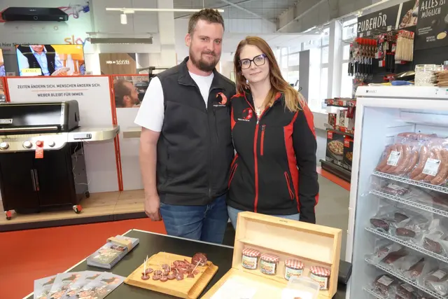 "Wagyu Murtal" in Form von Karin und Michael bereichterten den Jubiläumstag mit ihren hochwertigen Produkten. | Foto: Michael Blinzer