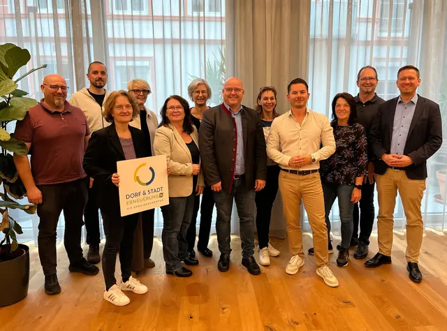 Vize-Bürgermeister Roman Schinnerl, AL Maximilian Lauscha (beide Persenbeug-Gottsdorf), Regionalbetreuerin Tanja Wesely, Bürgermeisterin Ulrike Schachner (Ybbs), GGR Martina Gaind, Sadtrat Irene Kerschbaumer (Ybbs), Kleinregions-Bürgermeister Otto Jäger (Neumarkt), Vize-Bürgermeister Anita Pitzl, BGM Albert Brandstetter (beide Blindenmarkt), Vize-Bürgermeister Gerlinde Aigner (Neumarkt), Bürgermeister Franz Jaschke (Hofamt Priel), Bürgermeister Florian Weigl (St. Martin-Karlsbach) (v.l.).
 | Foto: Marktgemeinde Blindenmarkt