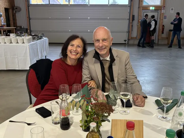 Auch dieses jung gebliebene Paar unterhielt sich bestens. | Foto: Brigitte Gady