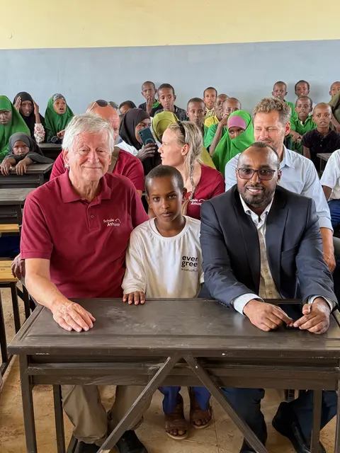 Peter Krasser mit dem Bildungsdirekter von Somali in einer neuen Klasse | Foto: MfM