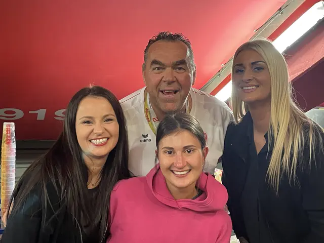 KSV-Oktoberfest unter der Murauer-Tribüne: Zapfkönig Harald Stijelja mit seinen charmanten Assistentinnen. | Foto: Gaube