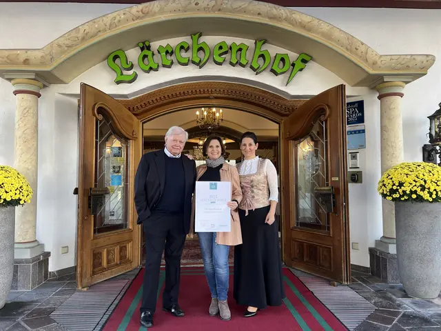 Lärchenhof-Inhaber Martin Unterrainer und Hoteldirektorin Melissa Mathé (re.) freuten sich über die Überreichung der Auszeichnungen durch Marion Finger vom Connoisseur Circle (Mitte) | Foto: Der Lärchenhof