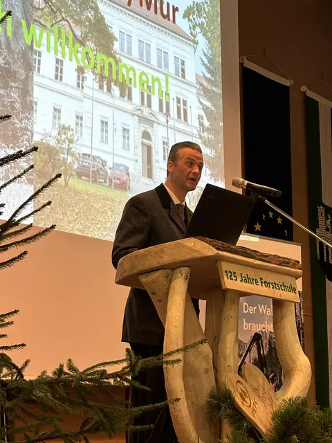 Direktor Wolfgang Hintsteiner begrüßte die Gäste und präsentierte im Rahmen seiner Rede spannende Zahlen. | Foto: MeinBezirk/Angelika Kern