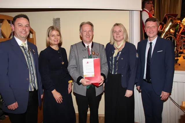 Bezirkskapellmeister Arnold Renhardt, Bezirkshauptfrau Elisabeth Leitner, Max Murauer, Bezirksobfrau Stefanie Meiseleder und OÖ-Blasmusikpräsident, Hermann Pumberger (v.li.) | Foto: MeinBezirk/F. Staudinger