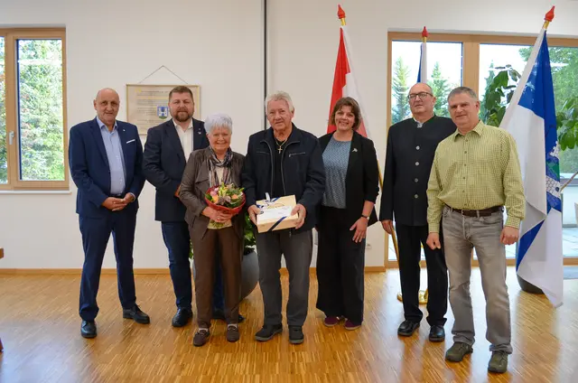 Bürgermeister Gerald Höchtel, GGR BR Andreas Spanring, Elfriede und August Hilber, GR DI Franziska Zahornicky, Vizebürgermeister Josef Brandfellner, GR Alexander Buxbaum | Foto: Marktgemeinde Sieghartskirchen