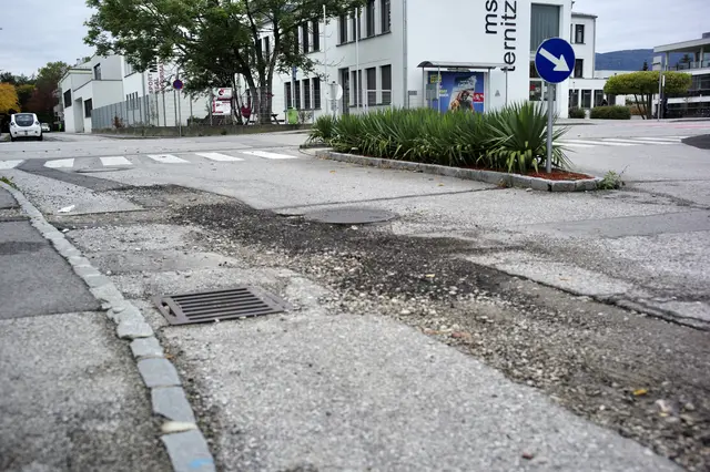 Schlaglöcher, Baustelle - und das seit Monaten. | Foto: Santrucek