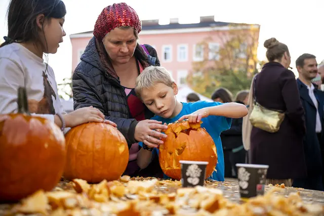 Es wurde geschnitzt, Suppe geschlürft und gefeiert: Das Kürbisfest in Margareten war wieder ein voller Erfolg. | Foto: Stadt Wien/Karo Pernegger