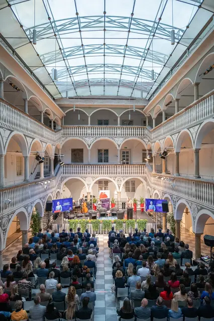 Unter den zahlreichen Ehrengästen befanden sich u.a. Rektoren der Kärntner Hochschulen sowie Landespolizeidirektorin Michaela Kohlweis.
 | Foto: Stefan Regenfelder