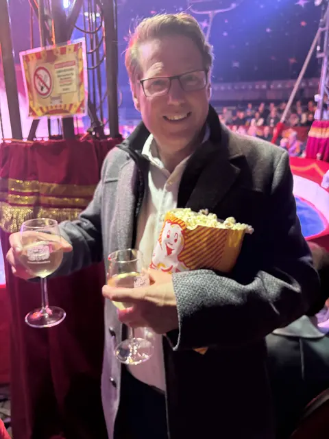 Stettens Bürgermeister Thomas Windsor-Seifert deckte sich vor der Vorstellung mit Speis und Trank ein.  | Foto: Wolfgang Ilkerl