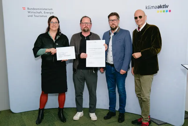 klimaaktiv Silber für die Wohnanlage Hohlweg 2 in Villach.
Im Bild: Gottfried Ramsbacher, Hannes Schienegger, Peter Kusstatscher und Katharina Kowalski | Foto: BMWET/APA-Fotoservice/Stefan Reichmann