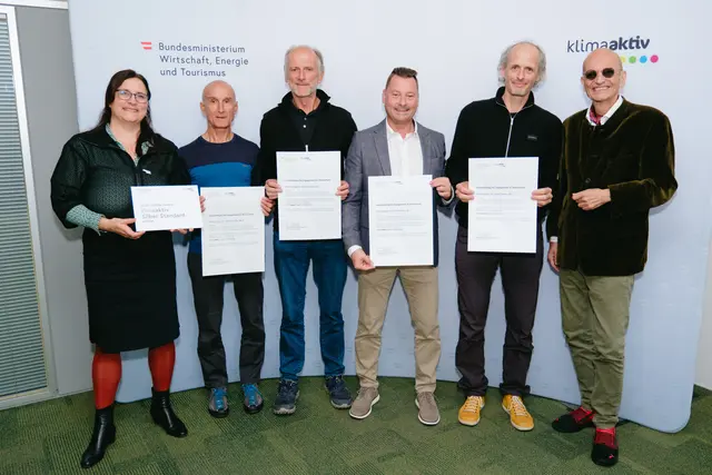 klimaaktiv Silber für die Planung der Wohnanlage Dr. Schärf Straße, BK 1-4 in Villach.
Im Bild: Reinhard Hutter, Jürgen Warum, Stefan Thalmann, Werner Thurner, Peter Kusstatscher und Katharina Kowalski | Foto: BMWET/APA-Fotoservice/Stefan Reichmann