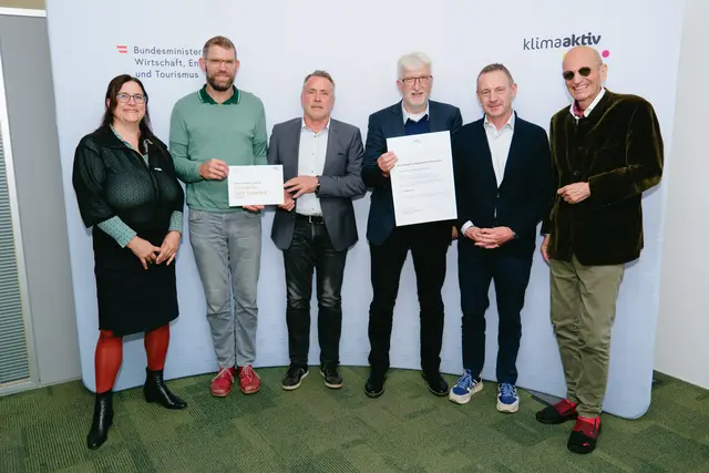 Die Erweiterung des LKH Villach erhielt die Auszeichnung klimaaktiv Gold. Im Bild: Wolfgang Deutz, Michael Wulz, Werner Leitner, Gerald Uitz, Peter Kusstatscher und mit Katharina Kowalski (Wirtschaftsministerium) | Foto: BMWET/APA-Fotoservice/Stefan Reichmann