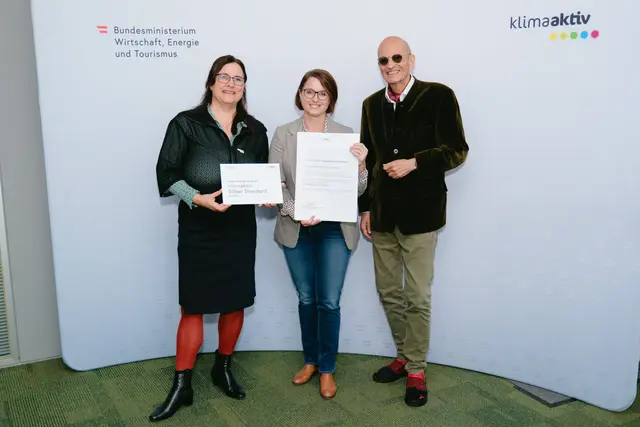 klimaaktiv Silber für die Planung der Wohnanlage hi Harbach II, Turm und L-Gebäude in Klagenfurt.
Im Bild: Gerlinde Peyker, Peter Kusstatscher und Katharina Kowalski. | Foto: BMWET/APA-Fotoservice/Stefan Reichmann