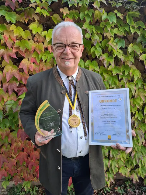 Imker Herbert Forster darf sich über eine Goldmedaille für seinen Cremehonig freuen. | Foto: Forster