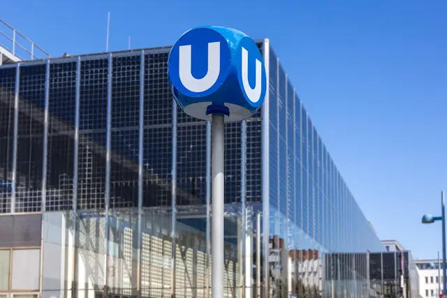 Die neue Fassaden-Photovoltaikanlage an der U6-Station Floridsdorf ist die erste ihrer Art in Wien. | Foto: Wiener Linien / Max Döringer