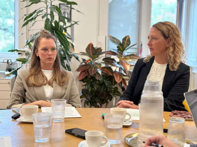 Valerie Schmeiser im Gespräch mit Grünen-Parteichefin Judith Pührigner. | Foto: Andreas Pölzl/MeinBezirk