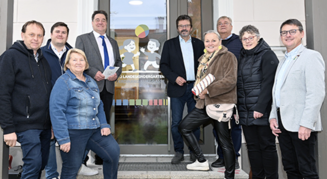 Zahlreiche Ehrengäste machten sich ein Bild vom sanierten Kindergarten. | Foto: Stadtgemeinde Horn