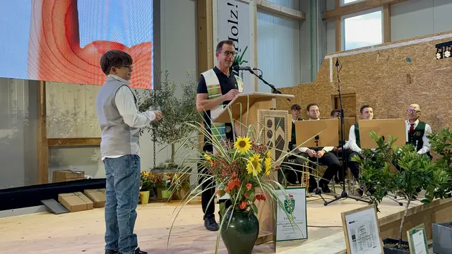 Pfarrer Robert Strohmaier segnete die neue Produktionshalle. | Foto: Brigitte Gady