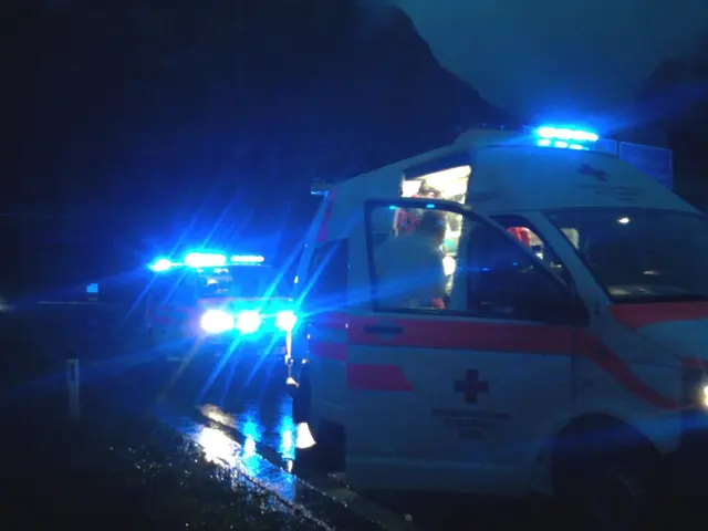 Einsatzkräfte der Feuerwehr und Polizei standen nach dem schweren Unfall in Innsbruck im Dauereinsatz – der Pkw kam erst auf einer Schutzinsel zum Stillstand. | Foto: BezirksBlätter / Symbolbild