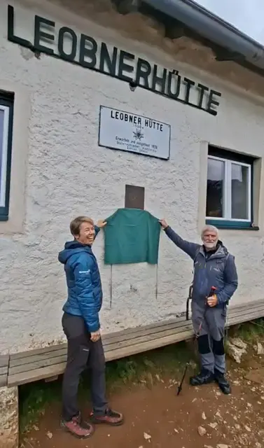 Beim Besuch der Delegation der Alpenvereinssektion Britannia auf der Leobner Hütte wurde die Dankestafel von Claudia Schagerl und Tim Morley enthüllt. | Foto: Alpenverein Leoben