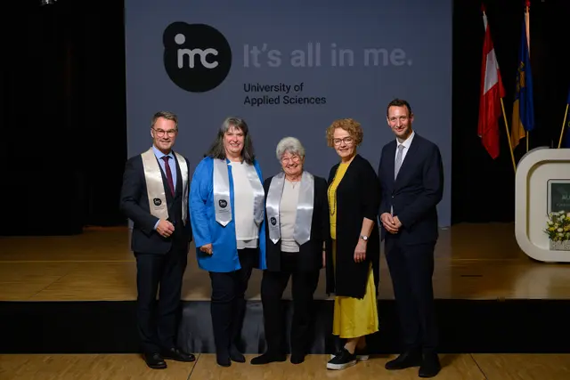 Manfred Pferzinger (Interimistischer Akademischer Leiter IMC Krems), Anita Steiner (jüngste Teilnehmerin, 56 Jahre), Gerda Zipfelmayer (älteste Teilnehmerin, 81 Jahre), Landesrätin Christiane Teschl-Hofmeister, Udo Brändle (Geschäftsführer IMC Krems) | Foto: IMC Krems/Lukas Bezila