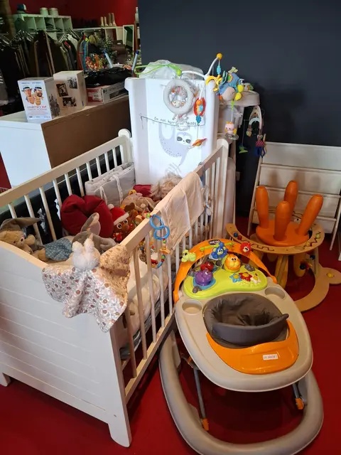 Sogar Gitterbetten gibt es im Geschäft