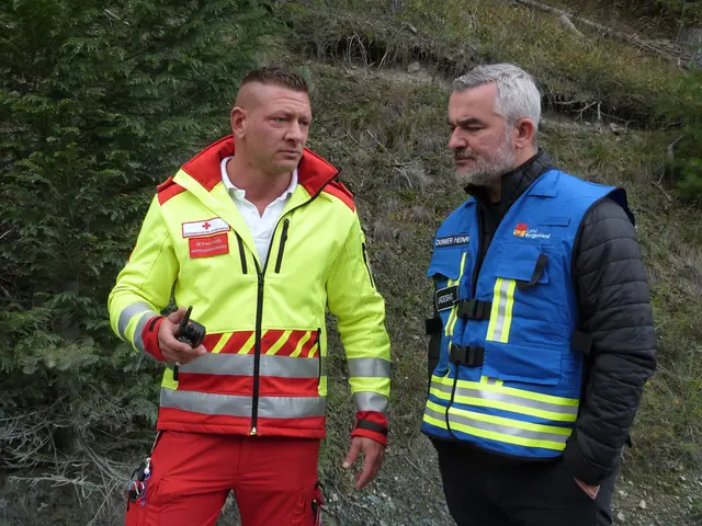 Dienstführer des Österreichischen Roten Kreuzes Franz Michael Lang und Landesrat Heinrich Dorner hielten alles genau im Auge. | Foto: Vanessa Wittmann