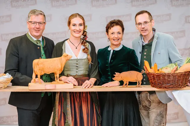 Hofheldin Heidi Kaufmann-Ferstl (2.v.l./Platz 1 Urproduktion) mit ihren Gratulanten Präsident Andreas Steinegger (l.), Vizepräsidentin Maria Pein (2.v.r.) und Oliver Kröpfl, Vorstand Steiermärkische (r.) | Foto: LK/Nadja Fuchs
