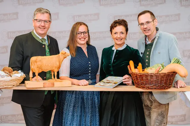 Platz 2 für Veronika Almer (2.v.l./Platz 2 Urproduktion) mit ihren Gratulanten Präsident Andreas Steinegger (l.), Vizepräsidentin Maria Pein (2.v.r.) und Oliver Kröpfl, Vorstand Steiermärkische (r.) | Foto: LK/Nadja Fuchs