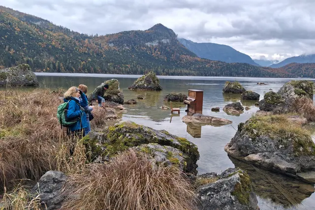....der nette Herr hatte zuvor auf diesem verlassenen Piono im Wasser, den Flohwalzer gespielt...