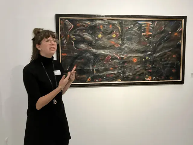 Bei kurzen kompakten Führungen konnte man sich beim Open House einen Überblick über die am 18. Oktober eröffnete Aussstellung im Arnulf Rainer-Museum in Baden verschaffen. Im Bild erläutert Clarissa wesentliche Aspekte. | Foto: Stockmann