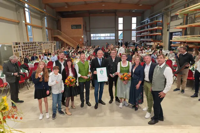 Viel Grund zum Feiern bei der Firma Lappi &amp; Lappi Holzbau in Gabersdorf: LH Mario Kunasek überreichte zum Firmenjubiläum das Landeswappen.  | Foto: Land Steiermark/Petra Mitteregger
