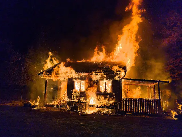 Feuerwehr kämpft gegen die Flammen – Gartenhütte in Schwertberg brannte in der Nacht komplett nieder. | Foto: TEAM FOTOKERSCHI / SIMON BRANDSTÄTTER