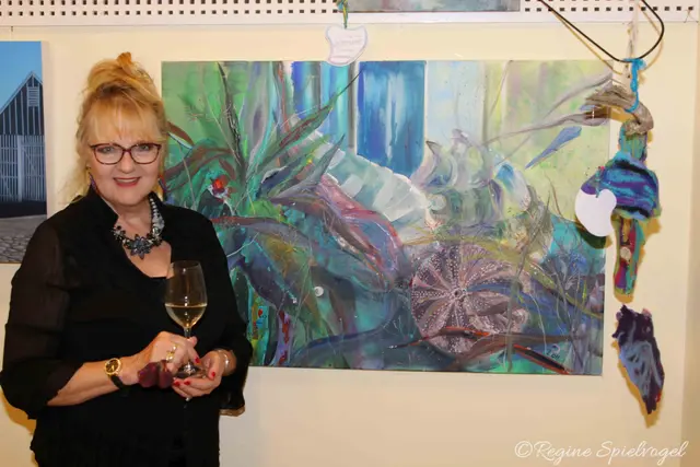 Ingrid Putze malt aus der momentanen Intuition, erklärte die leidenschaftliche Blumenmalerin.