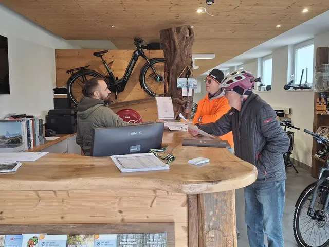Michael Weiß (rechts) beim reden über E-Bikes | Foto: Marie Gartner