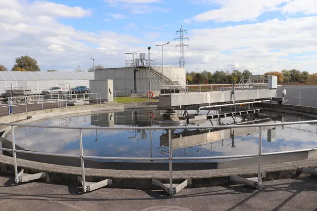 Das Nachklärbecken trennt Schlamm von Wasser | Foto: Edith Ertl