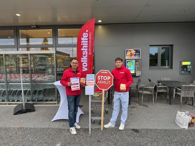 Thomas König, Vizepräsident der Volkshilfe, klärte die Bevölkerung vor dem Spar-Geschäft Flaschberger in Eltendorf über Armut in Österreich auf. | Foto: Volkshilfe Burgenland