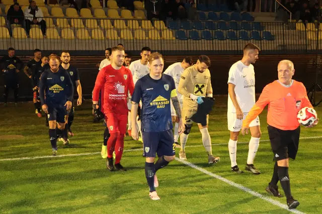 Die beiden Mannschaften betreten das Spielfeld | Foto: Gerhard Langmann