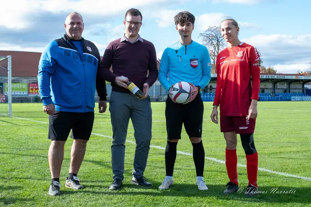 von links: Trainer Christian Mrskos, Lukas Karner, Schiedsrichter Filip Kasic und Spielerin Gertrud Sensoy | Foto: Thomas Navratil