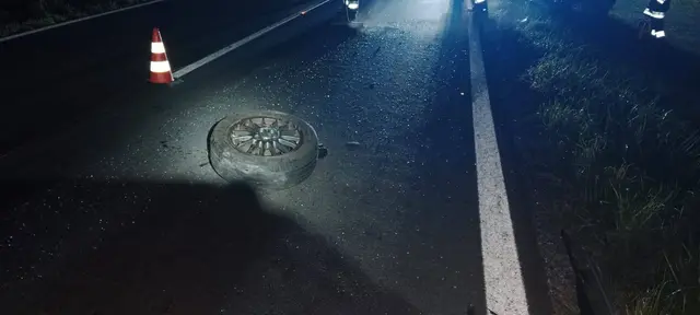 Beim Wucht der Kollision wurde ein Autoreifen weggeschleudert. | Foto: FF Krems