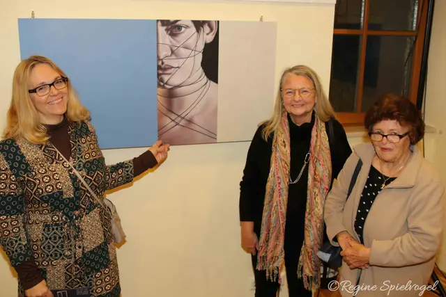 Sabine Rosa Sobotka mit Dagmar Herold und Rosa Sobotka. 
Sabine Rosa Sobotkas Bilder erzählen keine Geschichten, sie halten Zustände fest. Momentaufnahmen innerer wie äußerlicher Wirklichkeit, reduziert auf das Wesentliche, erklärte die Künstlerin.