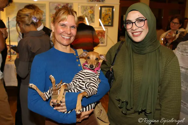 Marlies Swait, Hundedame Peany und Enas Almohamad. Peany war der heimliche Star der Vernissage.
