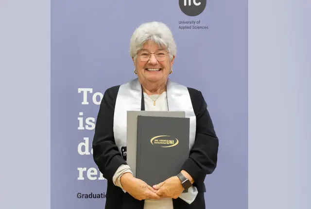 Kräuterexpertin, Buchautorin und Naturpädagogin Gerda Zipfelmayer aus Stockerau ist nun Alumni. In einem feierlichen Festakt an der IMC SeniorenUni Krems feierte sie mit 81 Jahren ihre Sponsion. | Foto: Regina Courtier