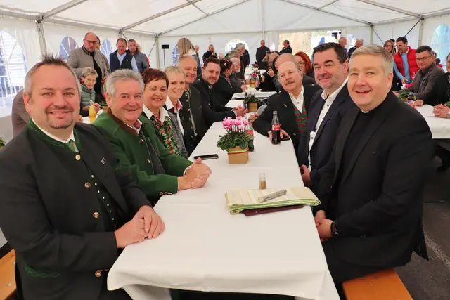 Obmann Martin Niggas (li) mit Lannachs Bgm. Josef Niggas und Dobl-Zwarings Bgm. Waltraud Walch, Claudiu Budău (re) mit Vzbgm. Daniel Gaar. | Foto: Edith Ertl