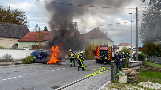 Meterhohe Flammen schlugen aus dem Fahrzeug – die Feuerwehr konnte den Autobrand in Obernberg rechtzeitig eindämmen. | Foto: TEAM FOTOKERSCHI / CHRISTIAN DOMS
