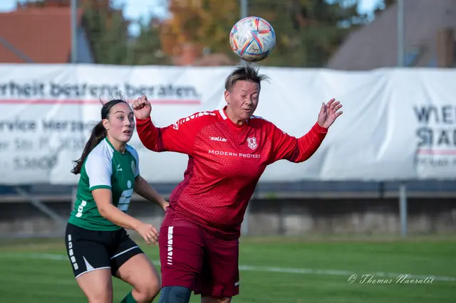 Desiree Denk (rot) setzt sich im Kopfballduell energisch durch – stark in der Luft und präsent im Spiel. | Foto: Thomas Navratil